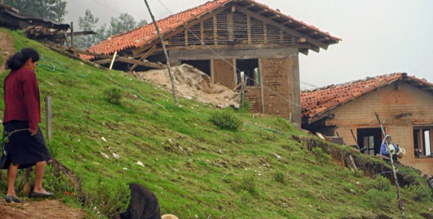 “LOS INDÍGENAS CONSTRUYENDO SUS CASAS”