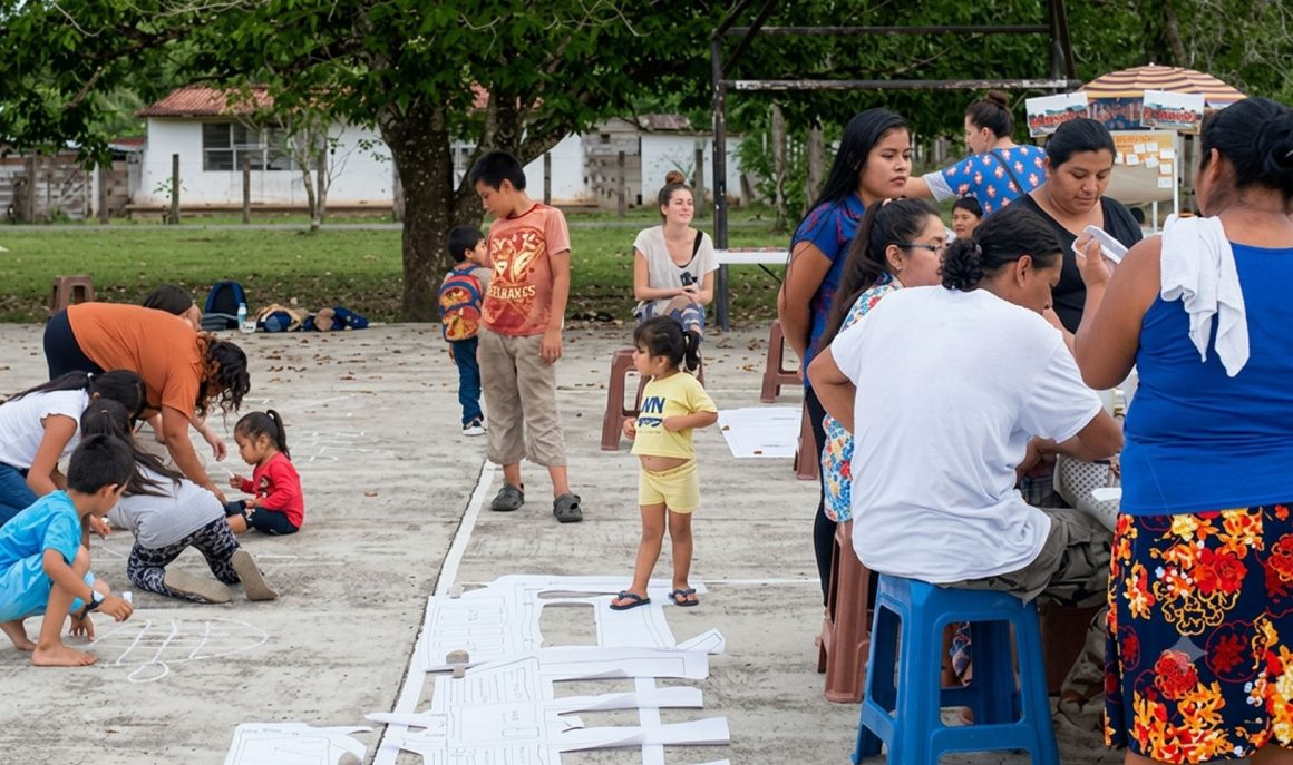 Folleto de la exposición “Convivialidad. Pedagogías relacionales para el cuidado de la vida”